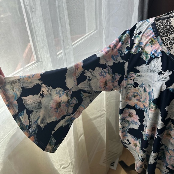 Karen Kane 1x size blouse blue with flowers beautiful pre-owned - Picture 2 of 10